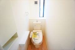 同仕様写真。1階2階の2ヶ所にトイレがありますので、忙しい朝にも家族に気を使わず、ゆとりが生まれますね＾＾ 小窓付きで換気する時に便利です＾＾
