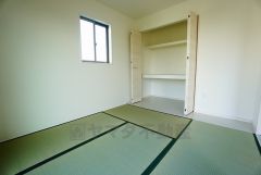 同仕様写真。居心地も良い和室は、ワークスペースとしても有効。お仕事を頑張ってちょっと疲れたら、畳に寝転がることもできますね。