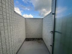 陽当たりの良いバルコニーです。お洗濯やお布団干しはもちろん、日光浴スペースにも。足元は防水工事施工済です。