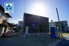 天神行バス停徒歩8分、都心へのアクセス良好。スーパーやコンビニなども近く周辺環境充実。快適でゆとりのある生活空間で新生活を始めましょう^^