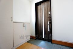 同仕様写真。たっぷり収納できるシューズボックスです。家族全員の靴がきれいに整頓できます。棚の上にお花や写真を飾っても良いですね。