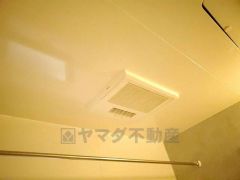 雨の日の洗濯も安心できる浴室暖房乾燥機付き浴室。リモコンで操作もボタン1つで簡単。