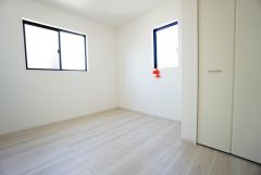 暖かい日差しが差し込む洋室。たっぷり収納できるクローゼット付きでお部屋の中をすっきりと快適に保てます。