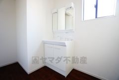 三面鏡つき洗面台。鏡裏にたっぷりとした収納スペースがあります。鏡を閉めてしまえば小物は見えないため、スッキリとした印象の洗面台にできます。