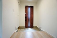 白を基調とした明るい玄関です。大容量のシューズボックスは家族全員の増えがちな靴や物をすっきり収納できます。