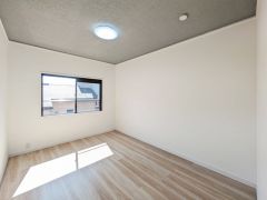 明るい室内は、風通しも良く、大変居心地の良い空間となっております。爽やかな風を感じて起きる朝は、快適生活の始まりに。