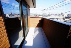 同仕様写真。広々としたバルコニー。 天気のいい日にはお布団もまとめて干せそうですね＾＾ 陽当たり、風通し良好です＾＾