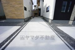 駐車スペースはゆとりある2台分を確保。マイカー用に、お客さま用に、余裕を持ってご利用いただけます。