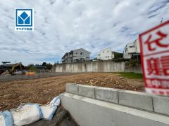 現地（2026年4月13日）撮影。ししぶ駅徒歩11分、天神行急行バス停徒歩8分とアクセス良好＾＾最新の設備で気持ちの良い新生活を送りませんか。