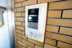 オートロックは、外部の人が自由に建物内に出入りできないため、不審者の侵入防止効果があります。