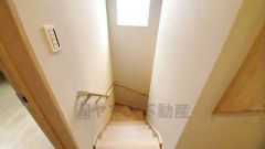 階段には小窓を配置しました。日中でも暗くなりがちな階段下が明るくなり安全ですね。