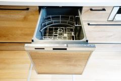 炊事時間を大幅に短縮できる食器洗浄乾燥機付き＾＾食器を洗う手間が減るので家族とのコミュニケーションの時間や自分の時間が増えますね。