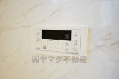同仕様写真。湯量・湯温の設定、そして保温までワンタッチのフルオートバス。便利な追い炊き機能付きです。