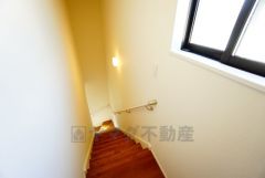 小さなお子様やご高齢の方でも安心できる、手すり付き階段。段差も低めで設定されており、安全性にも優れています。