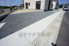 駐車スペースはゆとりある4台分を確保。マイカー用に、お客さま用に、余裕を持ってご利用いただけます。