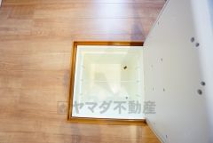 キッチンに床下収納があります。長期保存ができるもの、調理器具、防災グッズを入れておくのもいいですね。