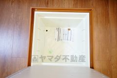キッチンにある床下収納は、居住スペースを減らさずに買い置きの調味料や非常食などを保管することができます。