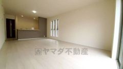 大きな窓のあるリビングは、陽光あふれる明るい空間です。居心地良く、ご家族皆がゆったり寛げる憩いの空間となりそうです。