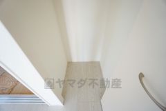 日用品の収納に便利なリビング収納あり。扉付きなので、中の荷物を来客に見られる心配がありません＾＾