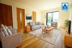 家具はイメージです。リビングは広々とした設計で、家族が集い、寛ぐ暮らしの空間を演出しています。思い思いの時間を過ごしたり、家族みんなで食事をしたり、素敵な団らんの場になりますね。