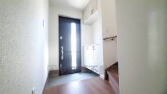 たっぷり収納できるシューズボックスです。家族全員の靴がきれいに整頓できます。棚の上にお花や写真を飾っても良いですね。