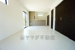 大きな窓のあるリビングは、陽光あふれる明るい空間です。居心地良く、ご家族皆がゆったり寛げる憩いの空間となりそうです。