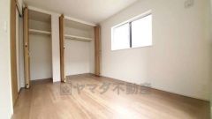 住む人のこだわりを活かす洋室。日当たりがよく、寝室としての利用もおすすめ。広めのクローゼットには荷物をすっきり片付けられ、ゆとりのある暮らしが出来ます＾＾