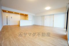 リビングは広々とした設計で、家族が集い、寛ぐ暮らしの空間を演出しています。思い思いの時間を過ごしたり、家族みんなで食事をしたり、素敵な団らんの場になりますね。