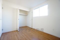 木目調のシンプルデザインで落ち着きと安らぎの空間に仕上げています。各部屋に収納が完備されているので、お荷物が増えても安心の設計です。