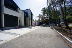 道幅が広く、車通勤の方や買い物などでの車の出し入れも楽々できて嬉しいですね。