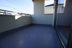 陽当たりの良いバルコニーです。お洗濯やお布団干しはもちろん、日光浴スペースにも。足元は防水工事施工済です。