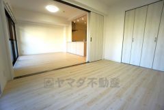 リビング横の洋室は引き込戸を採用しておりますので、全て開けるとより広く感じられますね＾＾