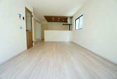 リビングは広々とした設計で、家族が集い、寛ぐ暮らしの空間を演出しています。思い思いの時間を過ごしたり、家族みんなで食事をしたり、素敵な団らんの場になりますね。