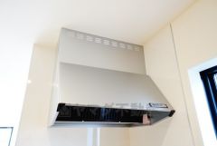 お手入れが簡単なスリム型レンジフードです。調理により発生する油煙や臭いを吸い込み、屋外へ排気してくれます。