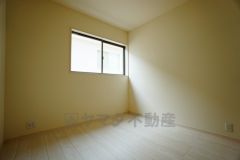 同仕様写真。住む人のこだわりを活かす洋室。日当たりがよく、寝室としての利用もおすすめ。