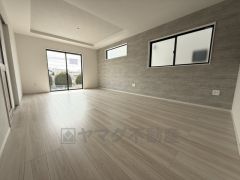 大きな掃き出し窓のあるリビングは、陽光あふれる明るい空間です。ゆったりと寛げる憩いの場となりそうです。