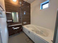 1日の疲れを癒すくつろぎのバスルーム。足を伸ばしてもゆったりと入れるサイズです。お子様と一緒にお風呂に入っても狭くないですね^^