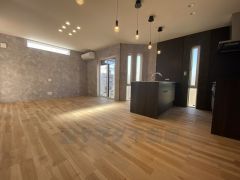 大きな窓のあるリビングは、陽光あふれる明るい空間です。居心地良く、ご家族皆がゆったり寛げる憩いの空間となりそうです。
