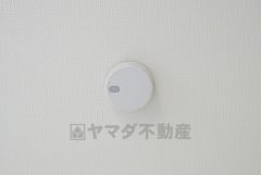 火災による煙や熱を感知して、警報音やブザー等で火災の発生を知らせてくれる火災警報器。