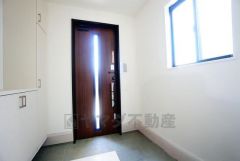 たっぷり収納できるシューズボックスです。家族全員の靴がきれいに整頓できます。棚の上にお花や写真を飾っても良いですね。