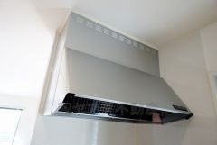 お手入れが簡単なスリム型レンジフードです。調理により発生する油煙や臭いを吸い込み、屋外へ排気してくれます。