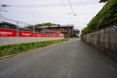 現地（2025年4月25日）撮影。住人以外の車の進入も少なく、小さなお子様を持つご家庭にも安心です。