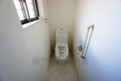 温水洗浄機付トイレです。節水機能もあるので、安心して使えますね。もちろん、1階2階の2ヶ所にトイレがあるので、忙しい朝にもゆとりができますね。