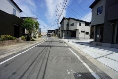 前面道路は広く、車同士がすれ違うスペースが十分にあります。落ち着いた住宅地内で快適な生活を実現してみませんか＾＾