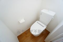 同仕様写真。温水洗浄機付トイレです。節水機能もあるので、安心して使えますね。もちろん、1階2階の2ヶ所にトイレがあるので、忙しい朝にもゆとりができますね。