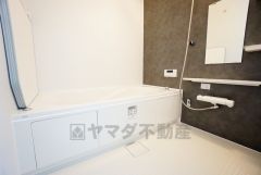 1日の疲れを癒すくつろぎのバスルーム。足を伸ばしてもゆったりと入れるサイズです。お子様と一緒にお風呂に入っても狭くないですね^^