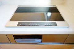 お手入れのしやすいIHクッキングヒーターです。3口コンロなので、効率よくお料理が楽しめます。毎日のお料理も楽しくなりますね＾＾