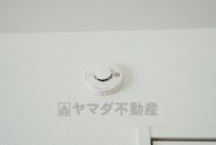 火災による煙や熱を感知して、警報音やブザー等で火災の発生を知らせてくれる火災警報器。