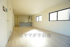 カウンターキッチンに加えて、リビング階段になっているので、お顔を合わす回数が増え、ぐっと家族の距離が縮まります。