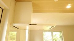 お手入れが簡単なスリム型レンジフードです。調理により発生する油煙や臭いを吸い込み、屋外へ排気してくれます。